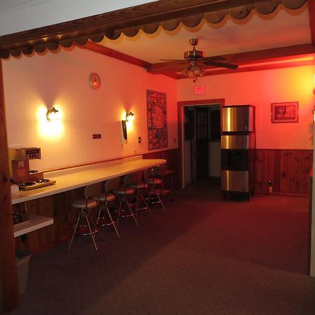 Travelers Inn Motel Ийгъл Ривър Екстериор снимка