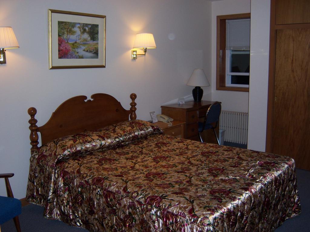 Travelers Inn Motel Ийгъл Ривър Стая снимка