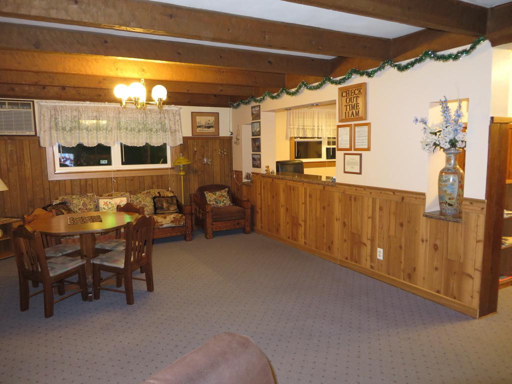 Travelers Inn Motel Ийгъл Ривър Екстериор снимка