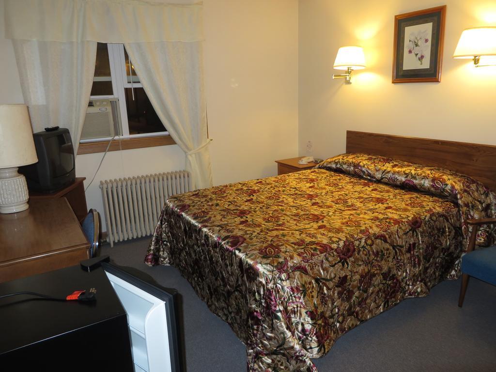 Travelers Inn Motel Ийгъл Ривър Стая снимка