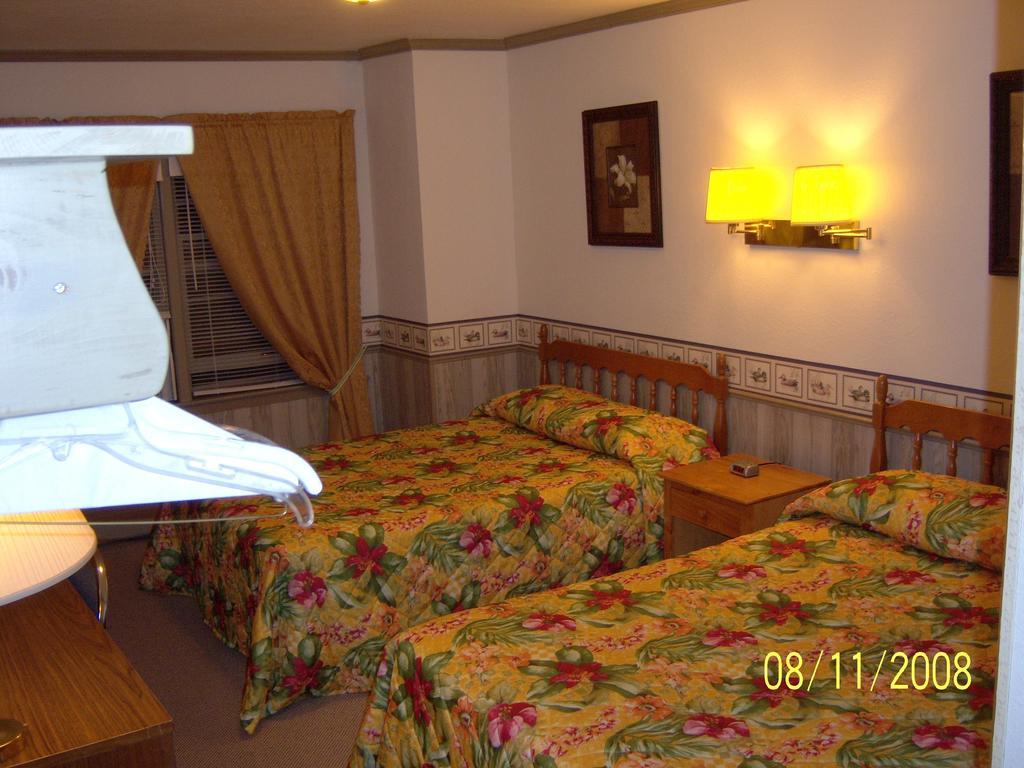 Travelers Inn Motel Ийгъл Ривър Стая снимка