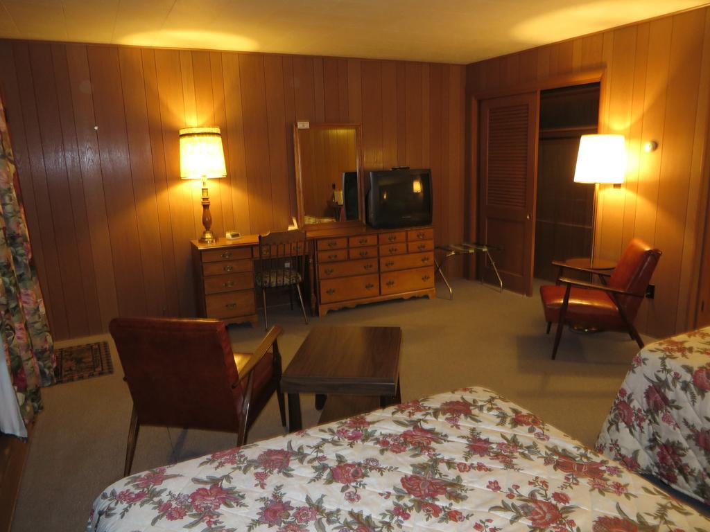 Travelers Inn Motel Ийгъл Ривър Стая снимка