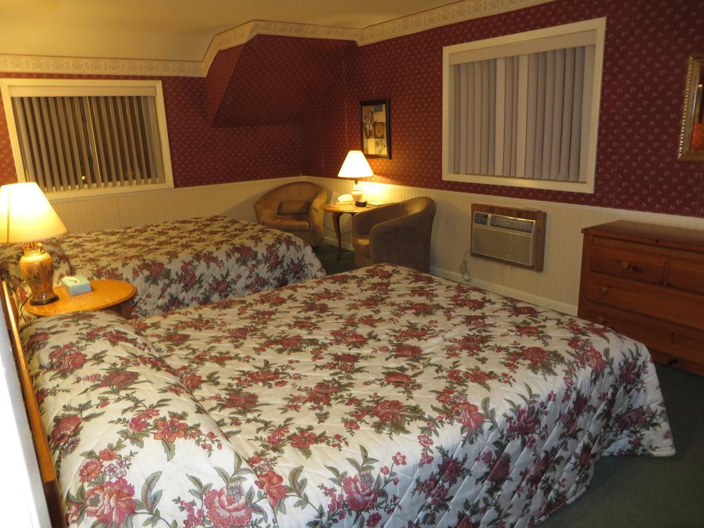 Travelers Inn Motel Ийгъл Ривър Стая снимка