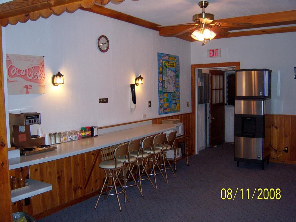 Travelers Inn Motel Ийгъл Ривър Екстериор снимка