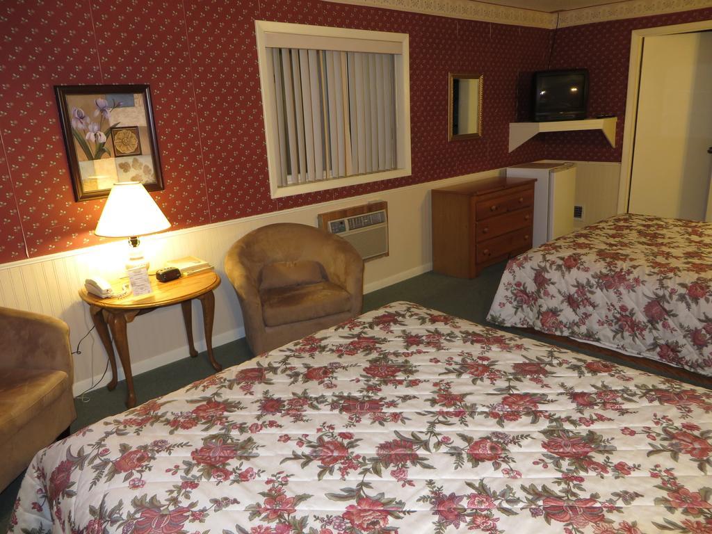 Travelers Inn Motel Ийгъл Ривър Стая снимка